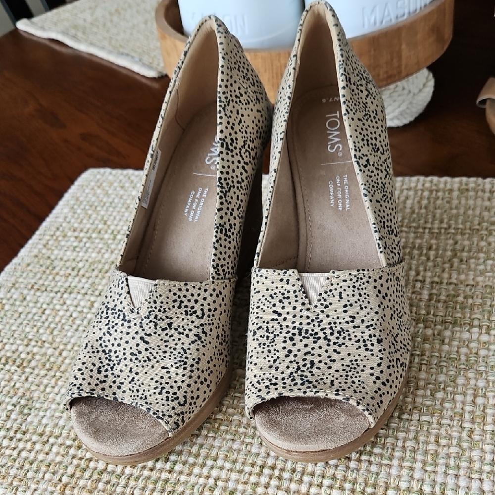 Toms Tan Laser-Cut Heels